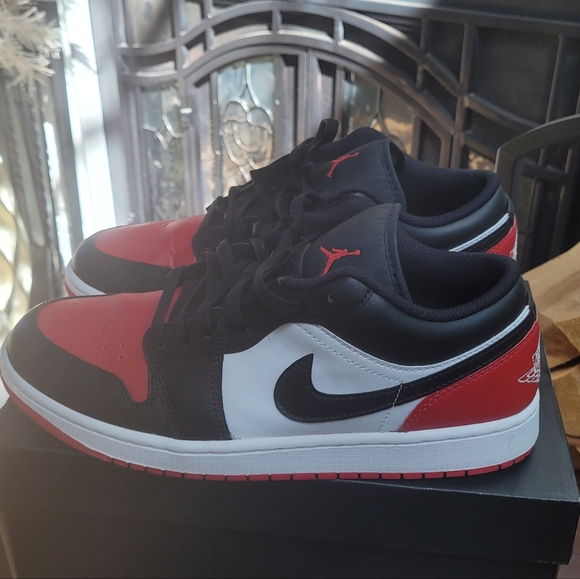 Mens Size 10.5 Nike Air Jordan 1 Low Black White Red Casual Sneakers 553558 161 - Picture 3 of 10